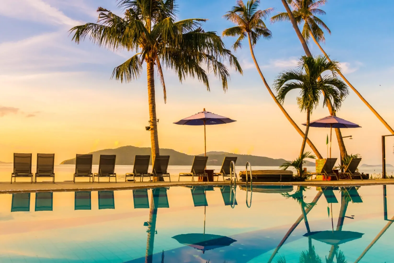 Piscina de hotel premium com espreguiçadeiras e área externa