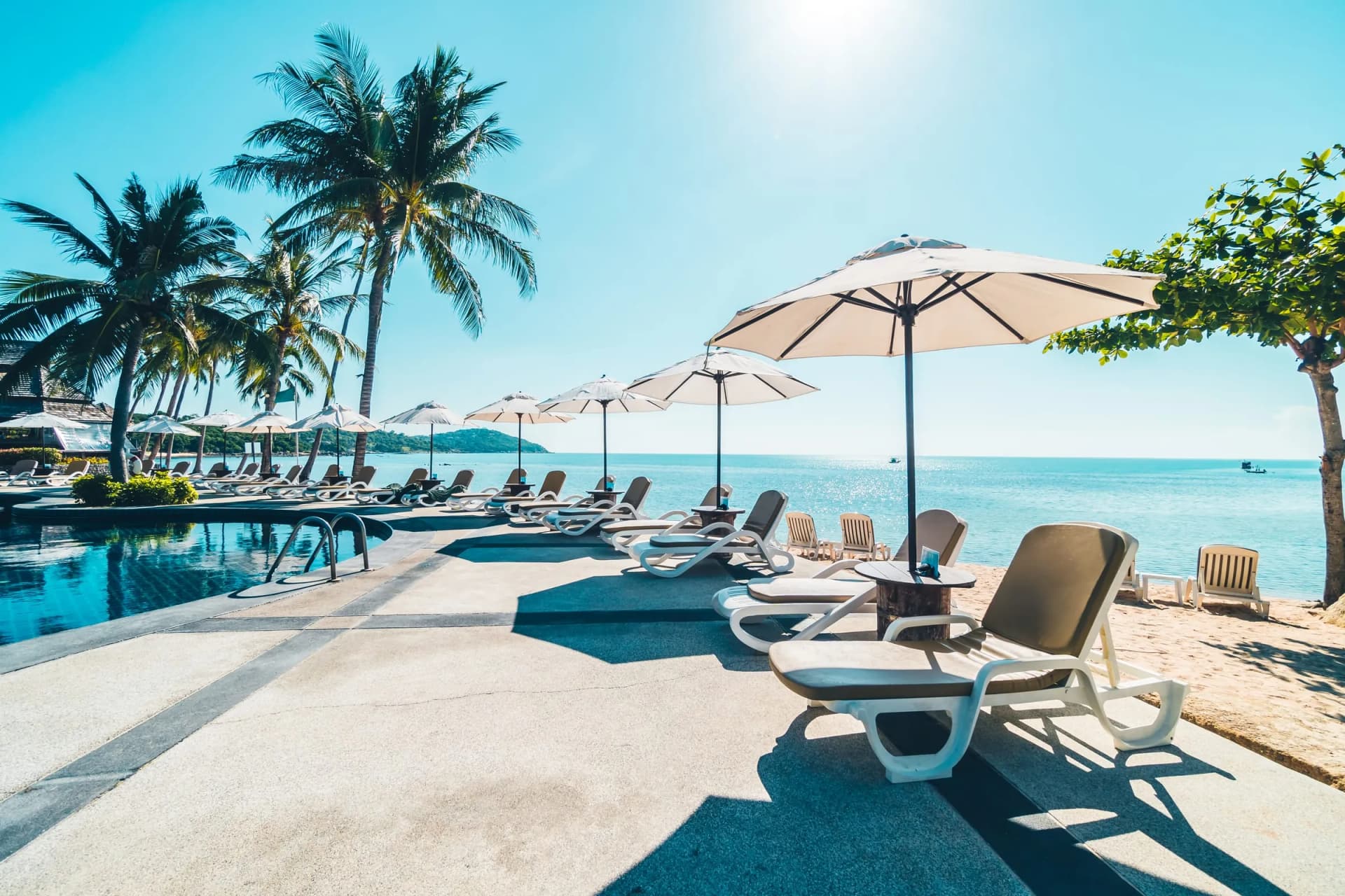 Resort tropical com piscina e praia