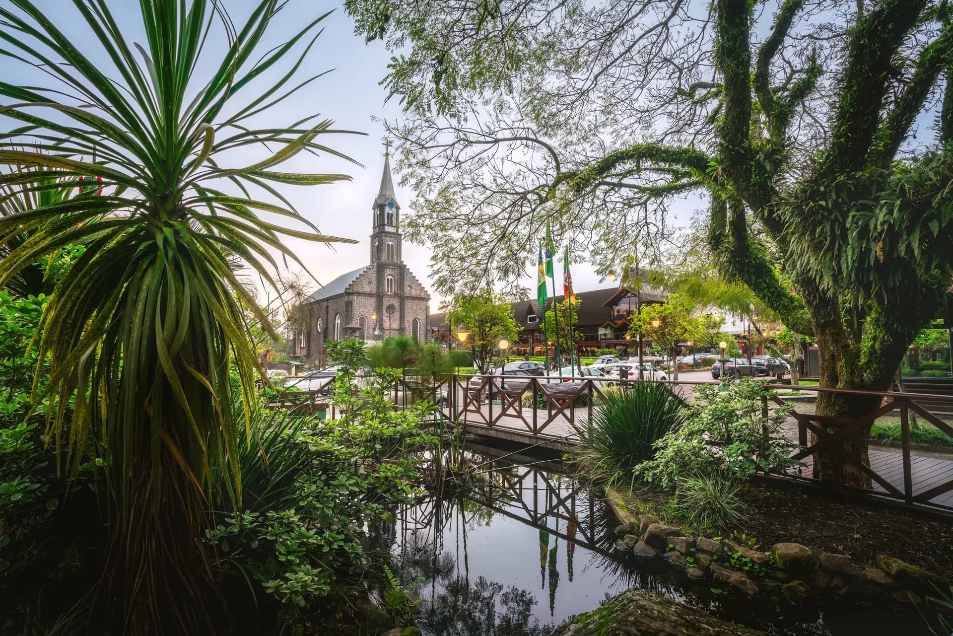 Serra gaúcha com casas charmosas e clima de montanha em Gramado